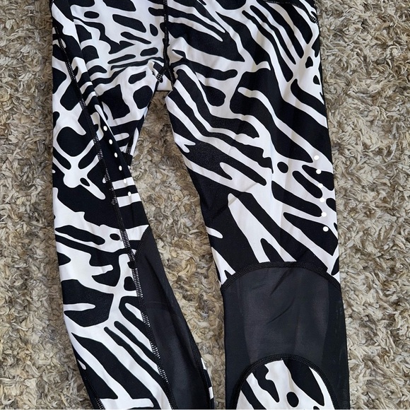 Nike Dri Fit Ladied XS Zebra Activewear 20” Capri Leggings w/ Mesh - Picture 6 of 8